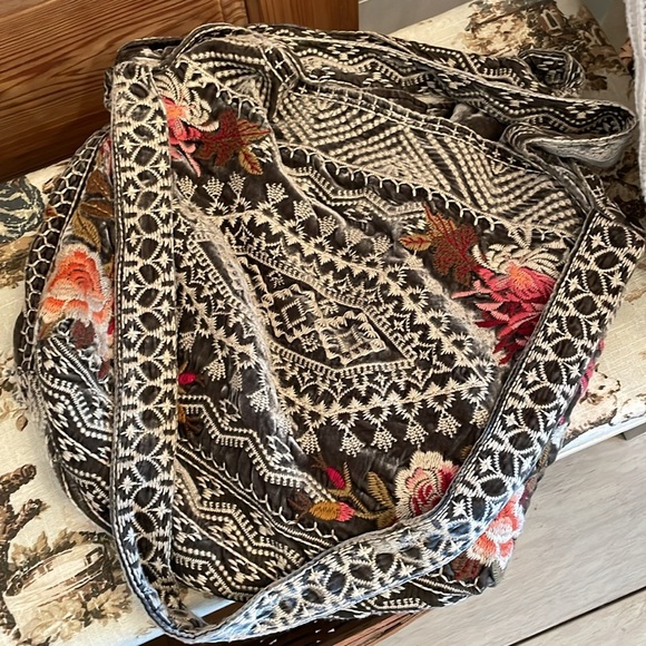 NWT JWLA by Johnny Was Chrys Velvet Tote. Style J007-17-7 - Picture 2 of 6